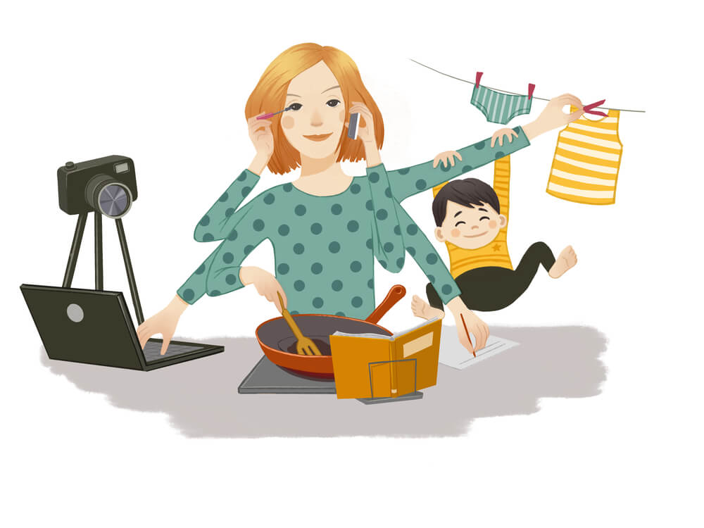 子供を育てながら家事や仕事をこなす女性